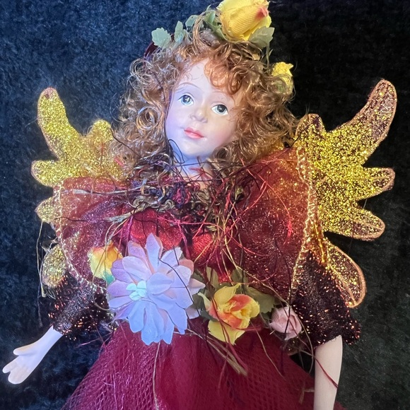 Delicate angle. Beautifully done. The doll has moving legs and arms. - Picture 3 of 3